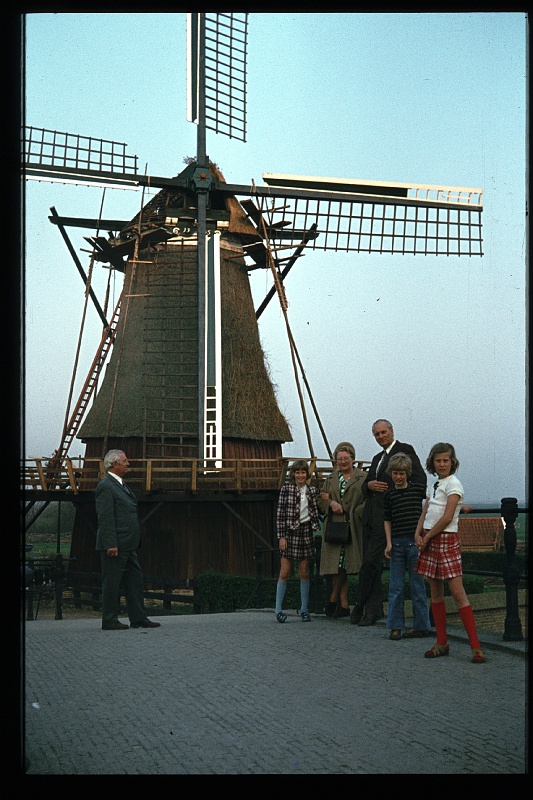 18.Friesland jun 1974 Jarig,Thea,Papa.Brigitte,Marion,Peter.JPG